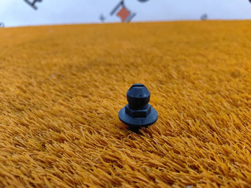 Болт двигателя