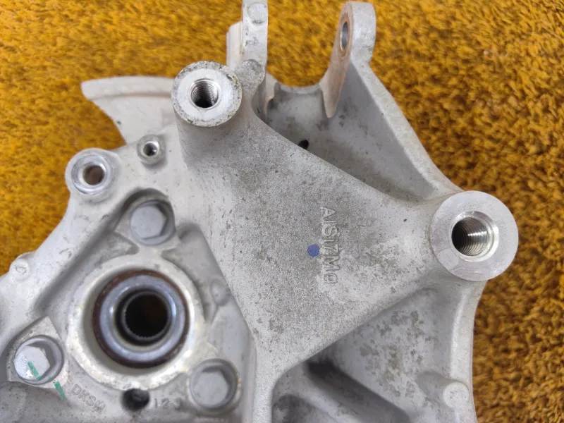 Кулак поворотный