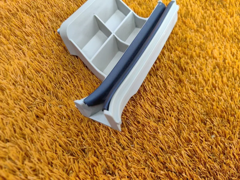 Направляющая стекла двери