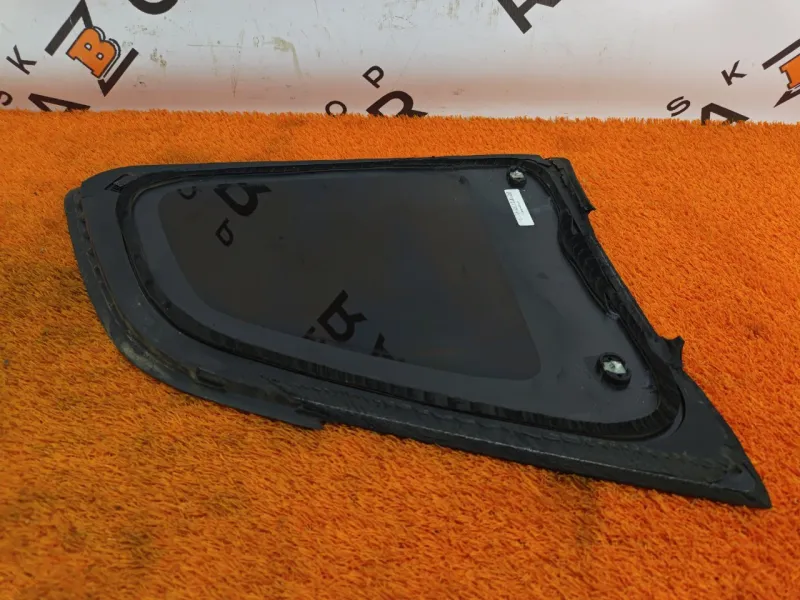 Стекло кузовное глухое