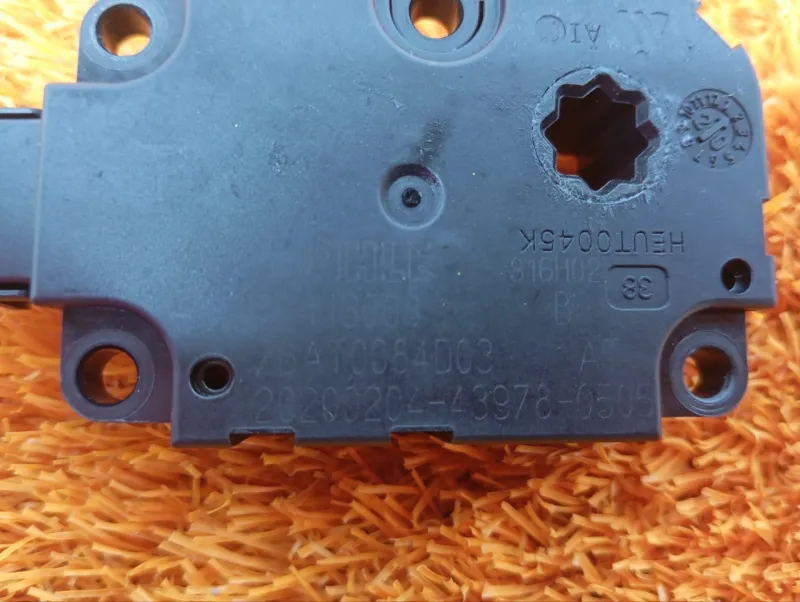 Сервопривод заслонок печки