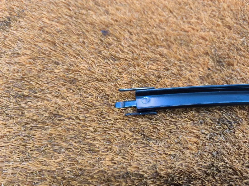 Направляющая стекла двери