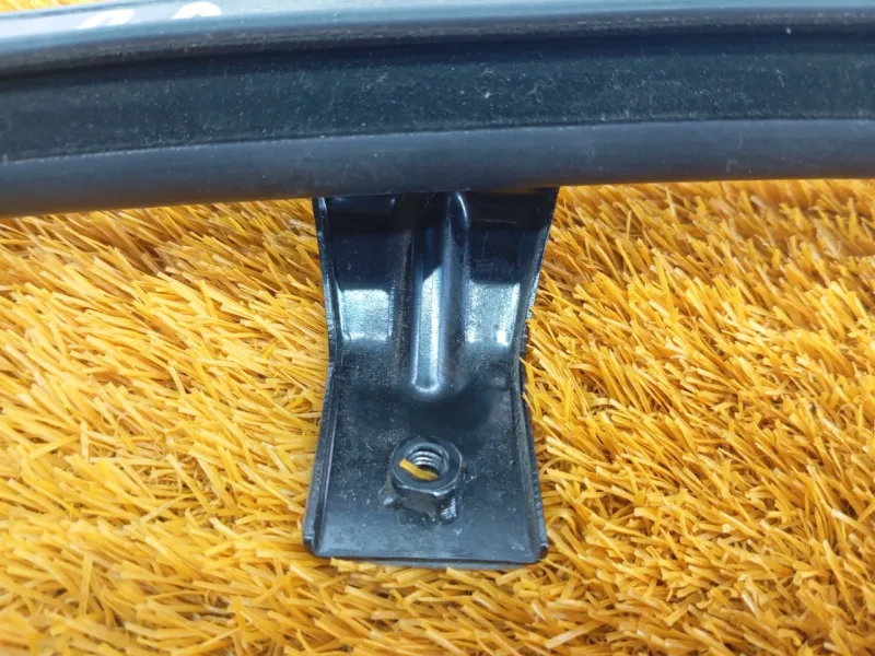 Направляющая стекла двери