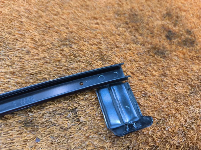 Направляющая стекла двери