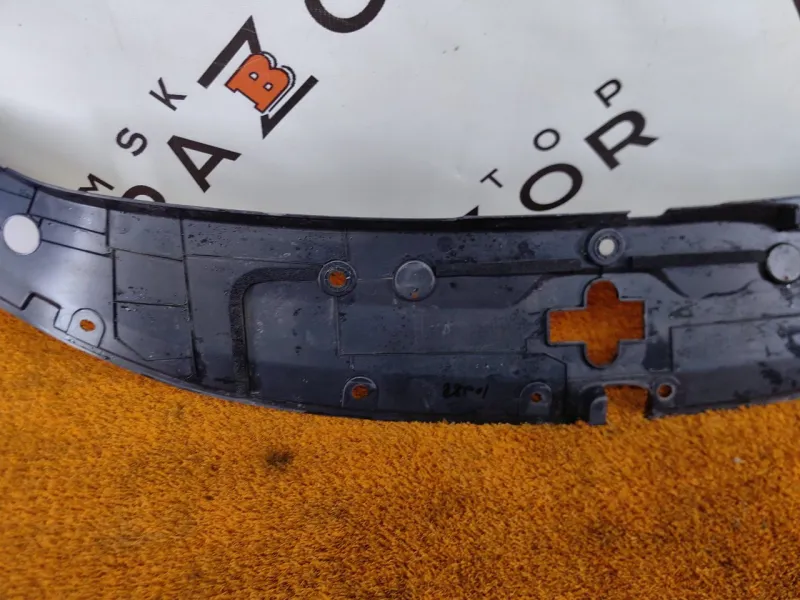 Накладка замка капота