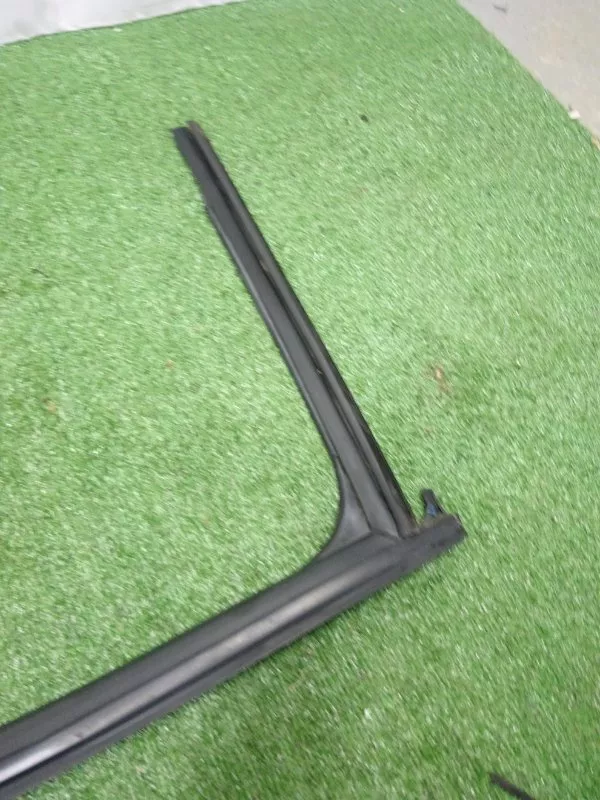 Уплотнитель стекла двери