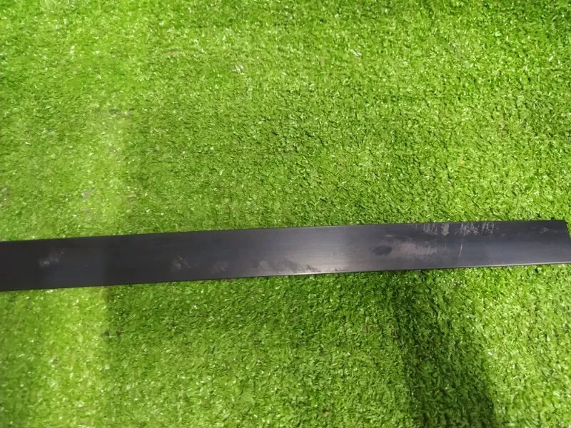 Направляющая стекла двери