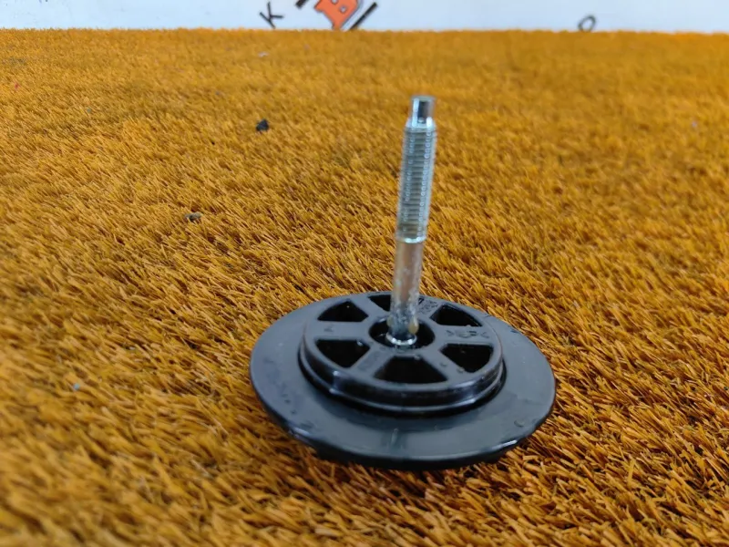 Болт крепления запасного колеса