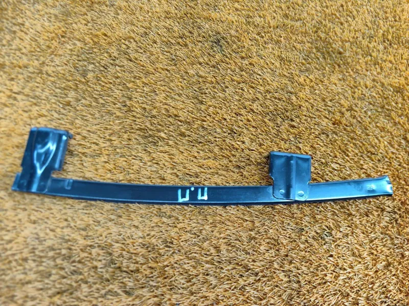 Направляющая стекла двери