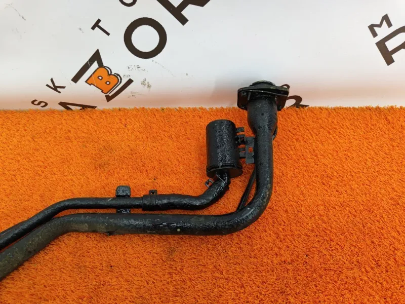 Горловина топливного бака