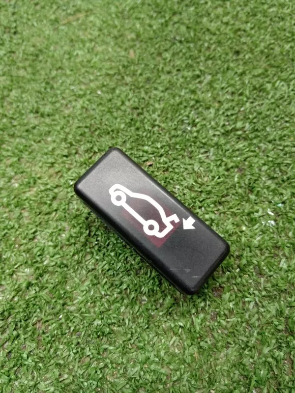 Кнопка открывания багажника