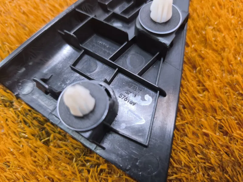 Уголок двери