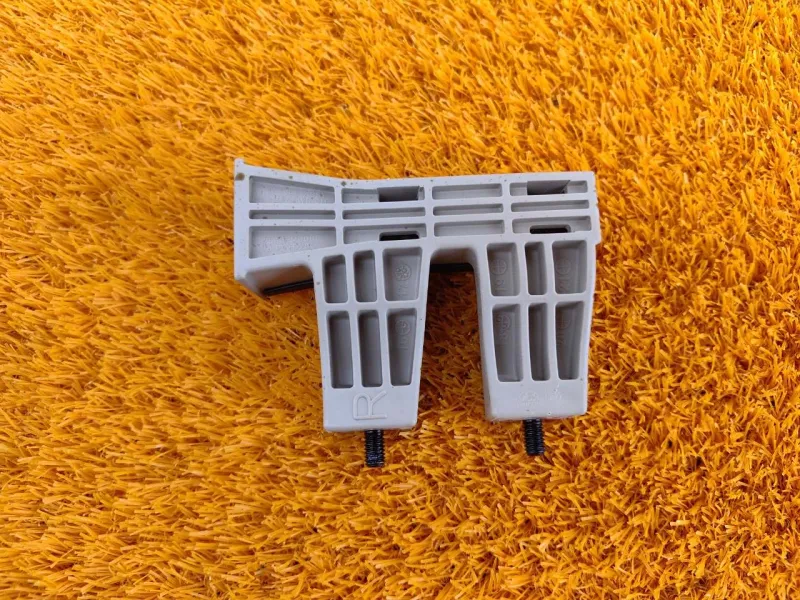 Направляющая стекла двери