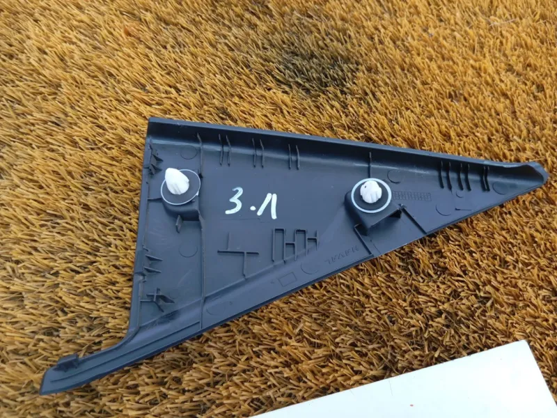 Уголок двери