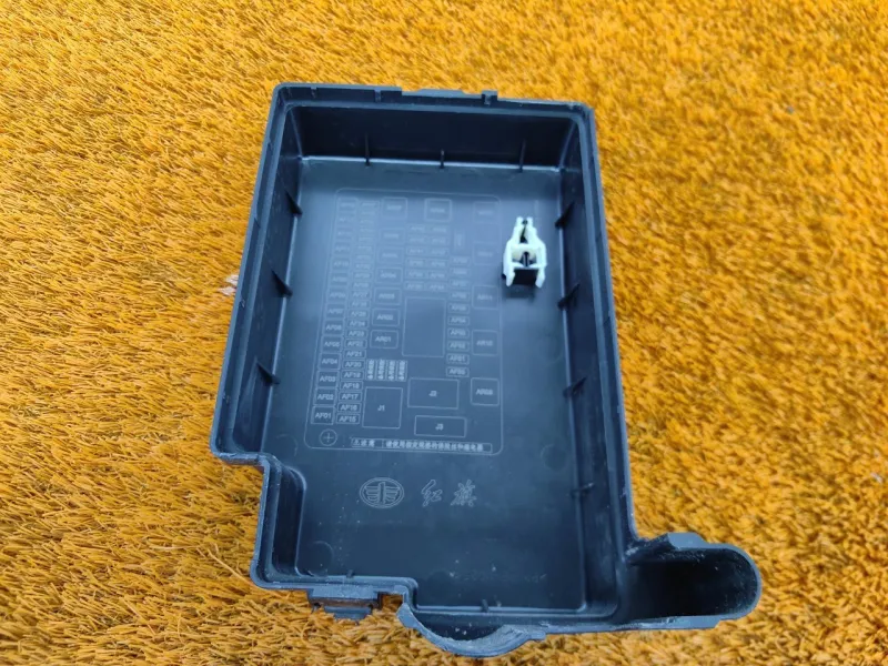 Крышка блока предохранителей