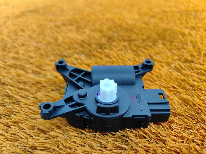 Сервопривод заслонок печки