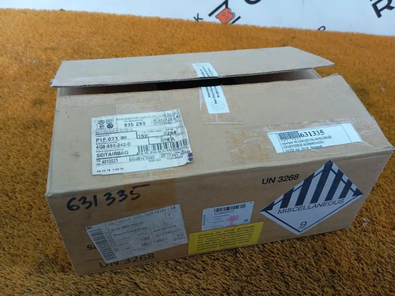 Шторка безопасности Audi A6 2018 4G8880242B C7, правая