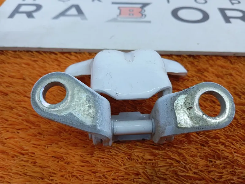 Петля двери