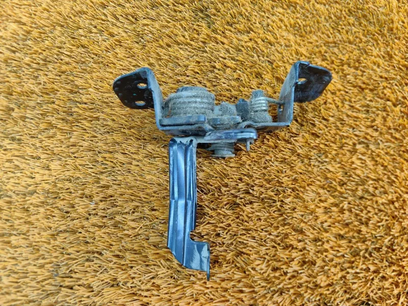 Замок капота