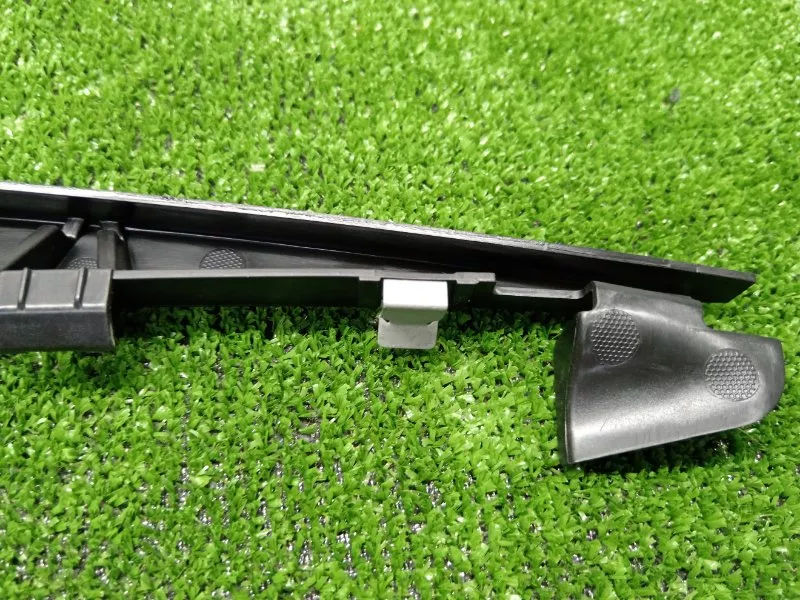 Кронштейн уплотнителя двери