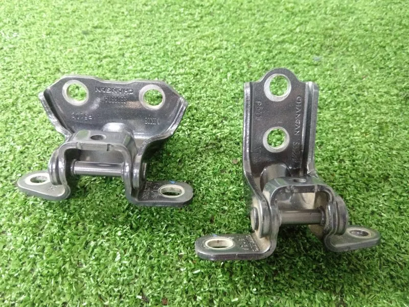 Петля двери