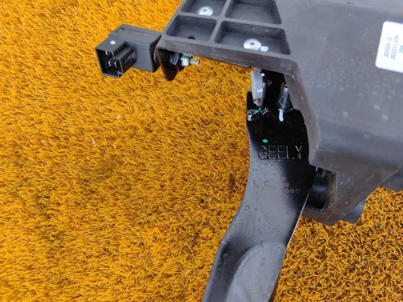 Педаль тормоза