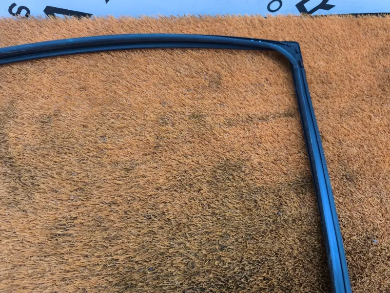 Уплотнитель стекла двери