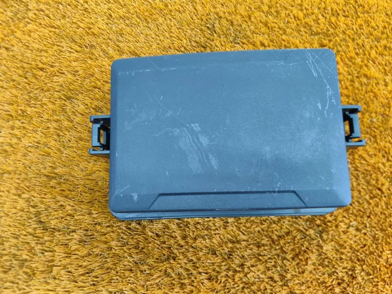 Крышка блока предохранителей