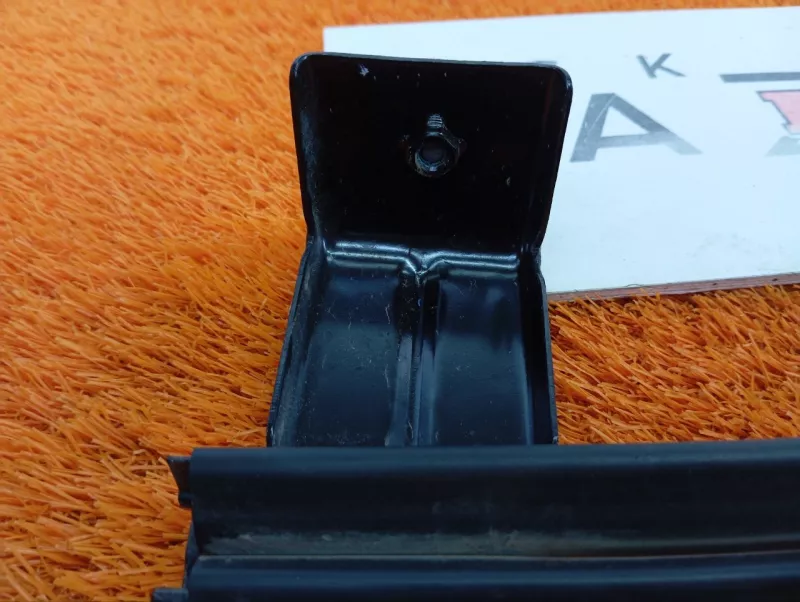 Направляющая стекла двери