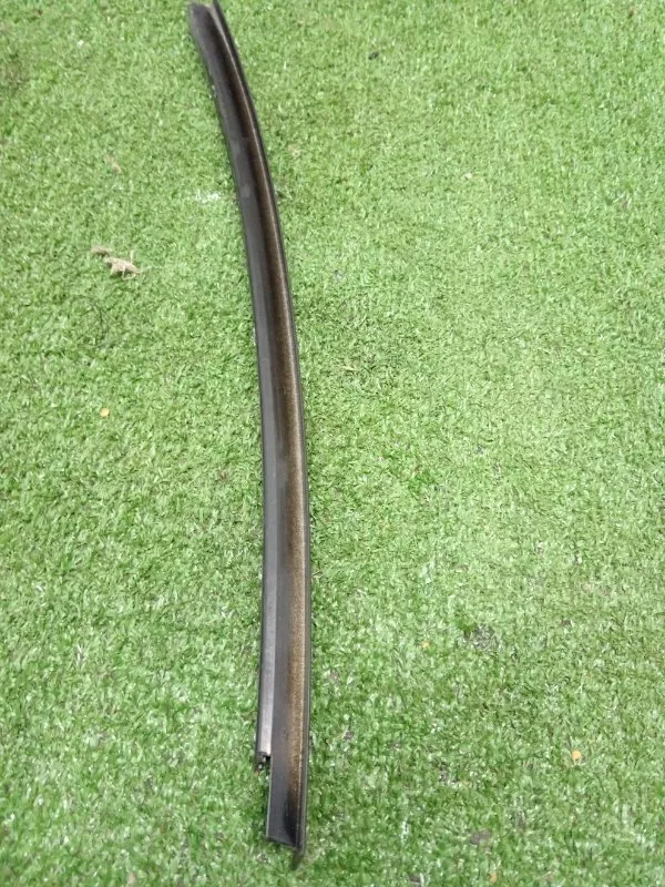 Направляющая стекла двери