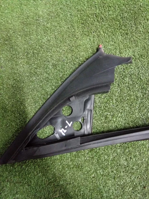 Направляющая стекла двери