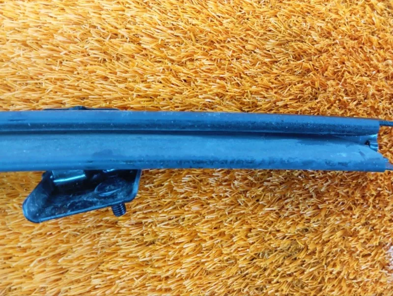 Направляющая стекла двери