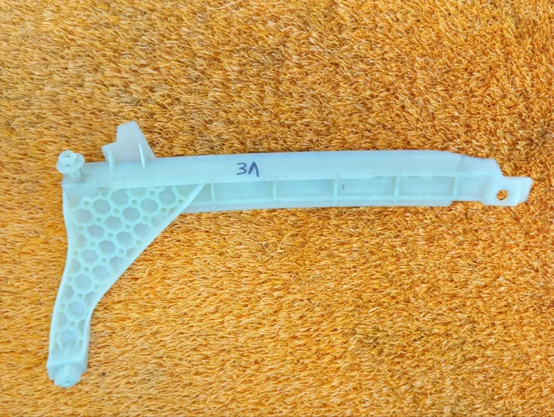 Направляющая стекла двери