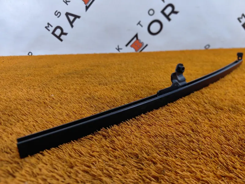 Направляющая стекла двери