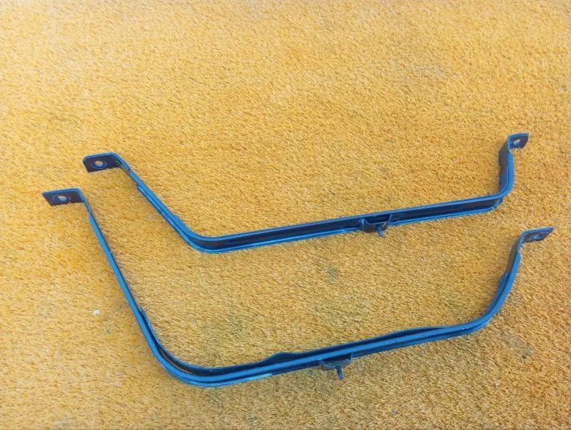 Крепление топливного бака