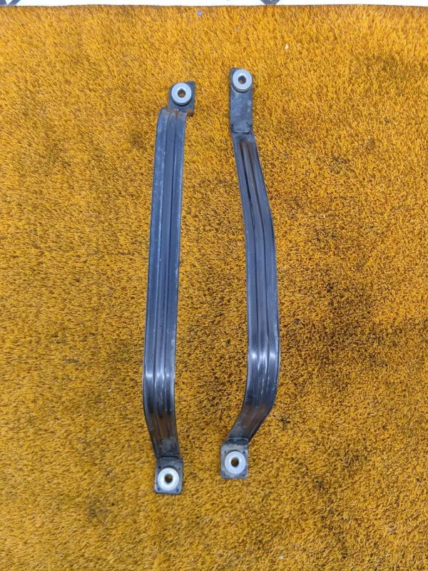 Крепление топливного бака