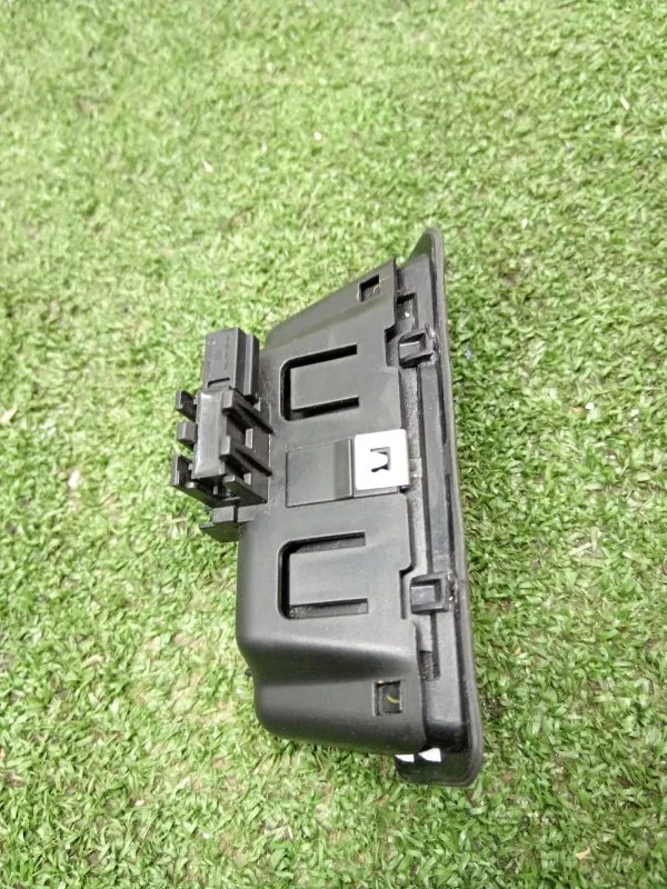 Кнопка открывания багажника