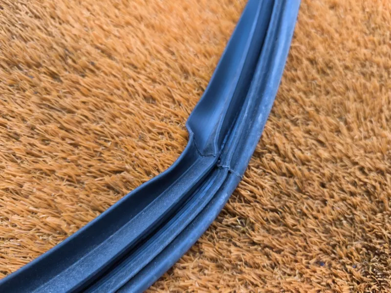 Уплотнитель проема двери