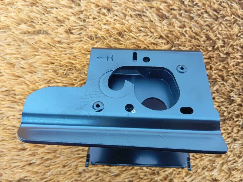 Кронштейн шторки багажника