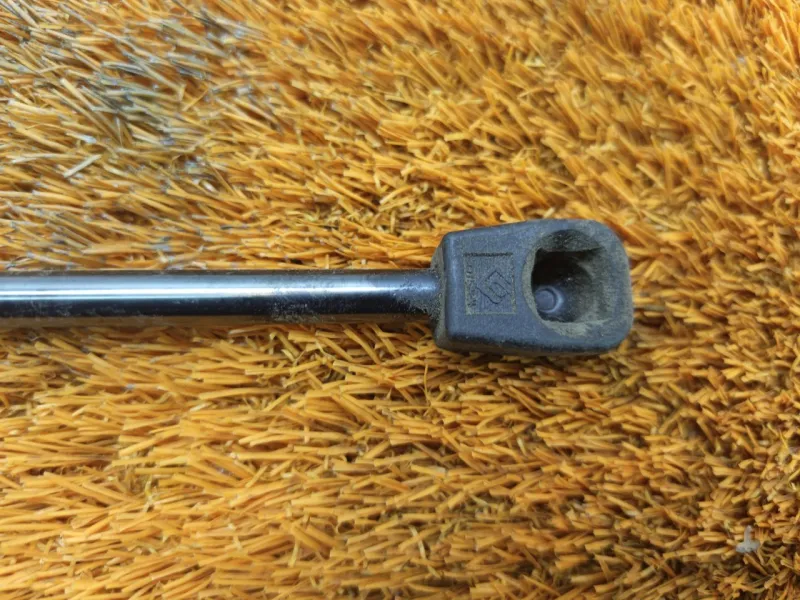 Амортизатор багажника