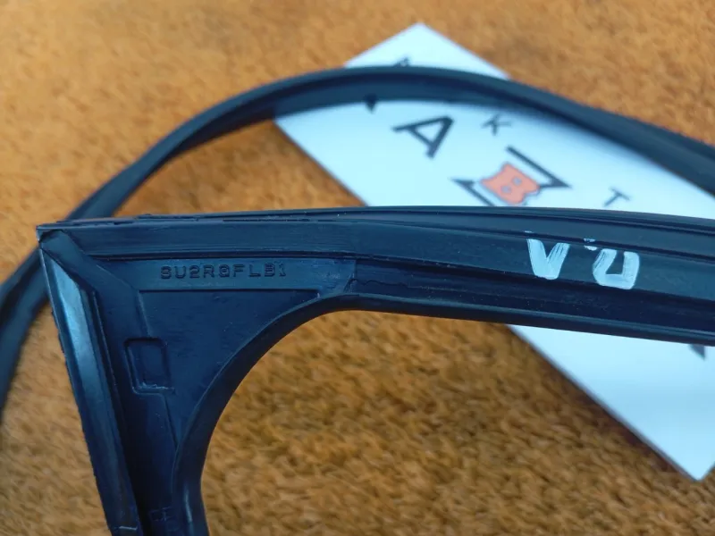 Уплотнитель стекла двери