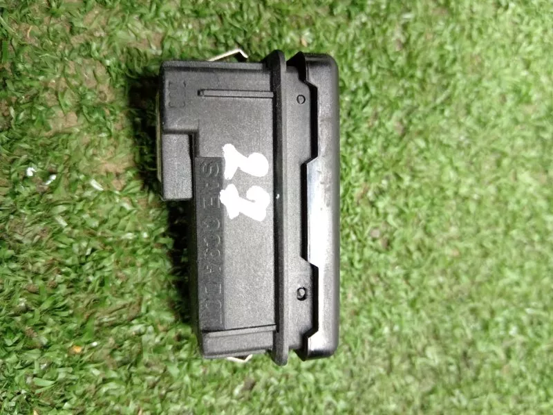 Кнопка открывания багажника