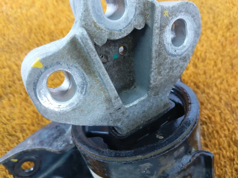 Подушка двигателя