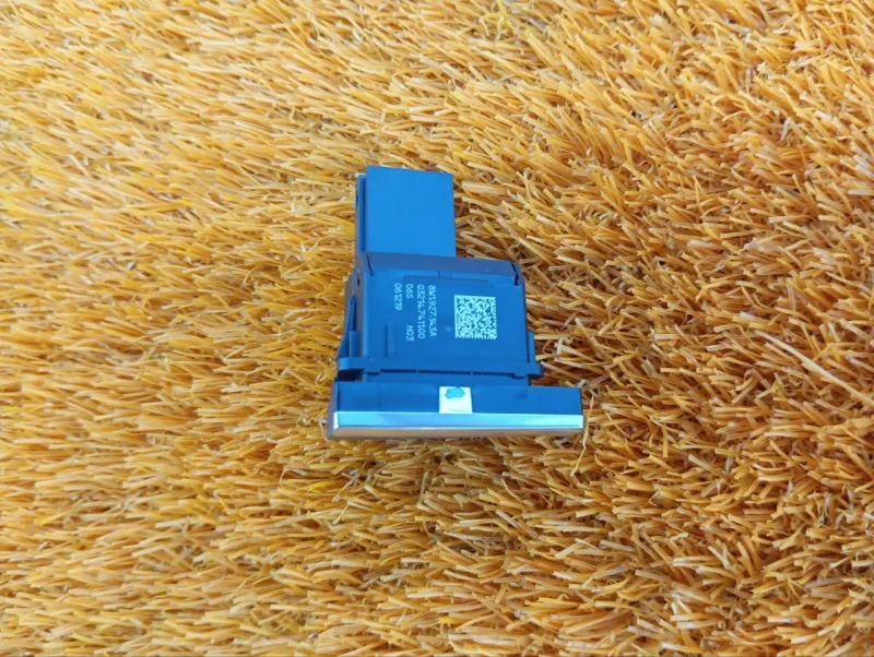 Кнопка стояночного тормоза