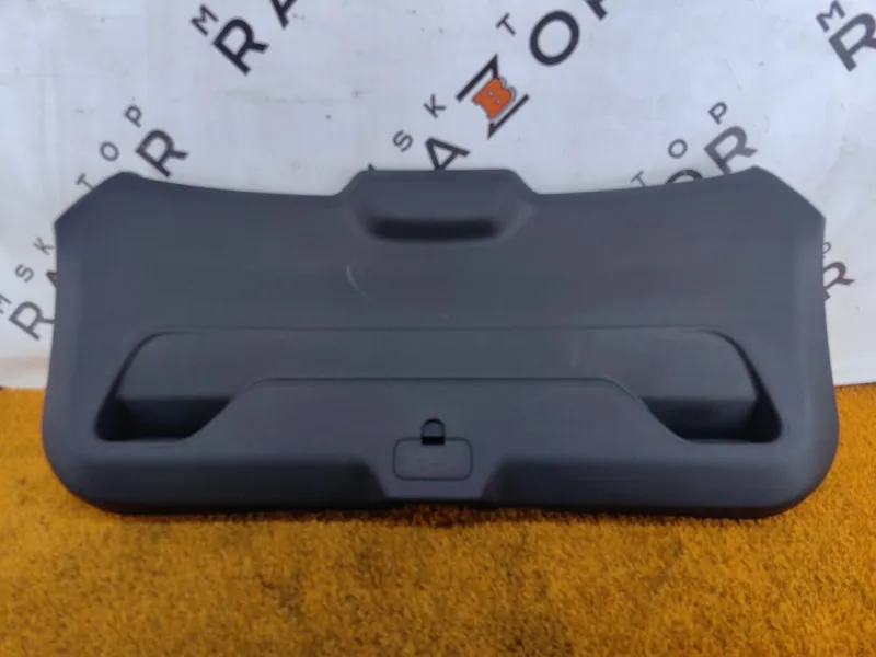 Обшивка двери багажника