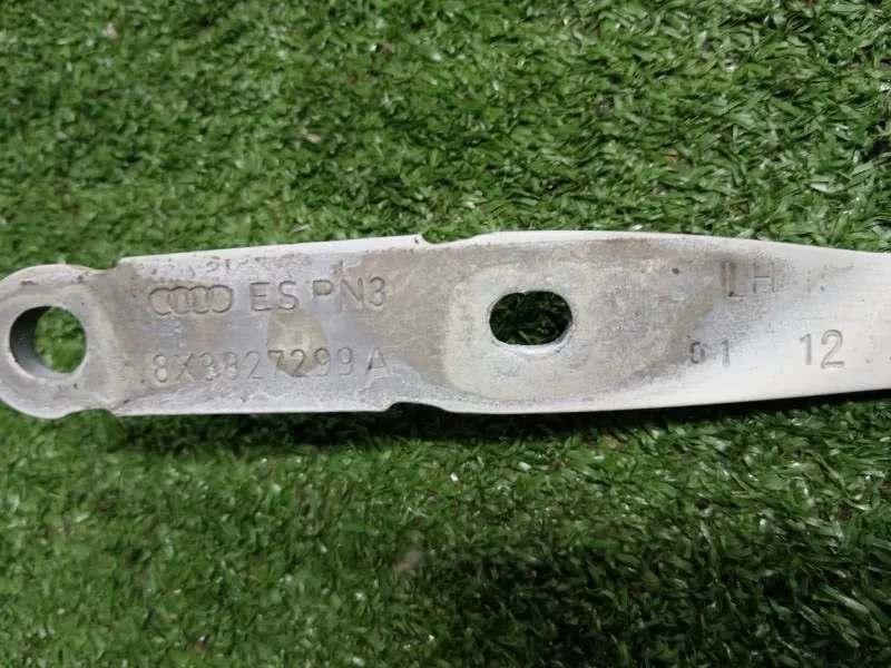 Петля двери багажника