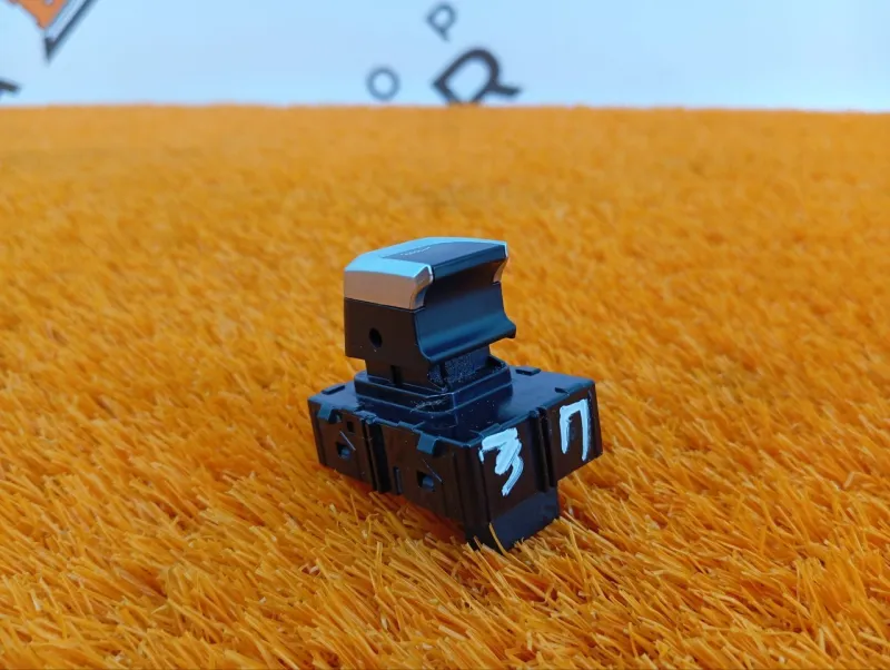 Кнопка стеклоподъемника