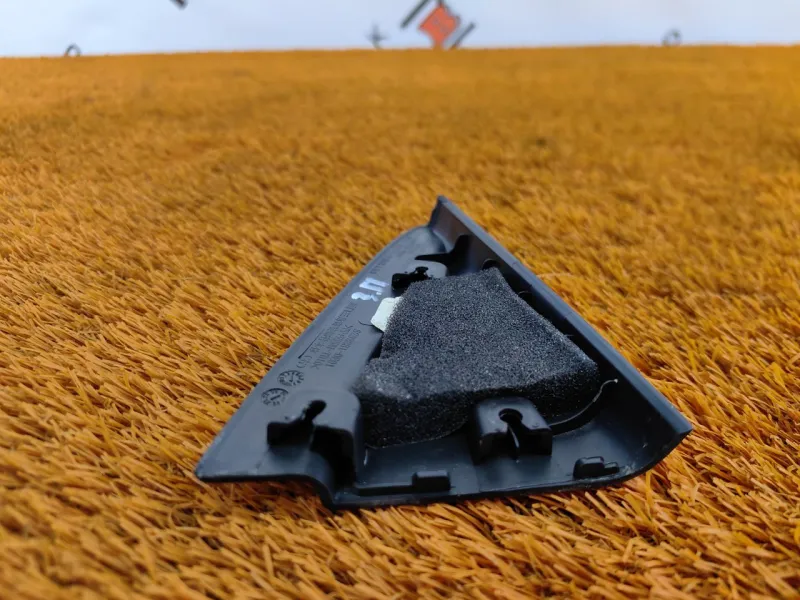 Уголок двери