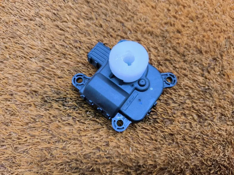 Сервопривод заслонок печки