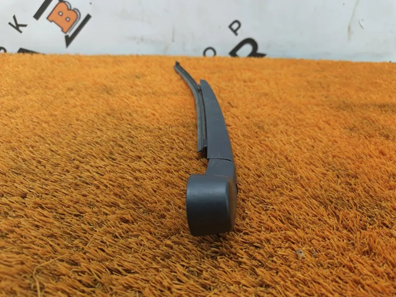 Поводок стеклоочистителя багажника